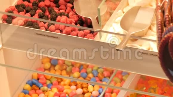 一家食品市场商店柜台上摆放着五颜六色的果冻糖果德国糖果的名字糖果的重量都在附近视频的预览图