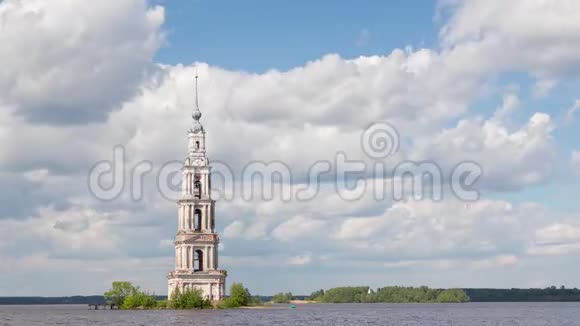 俄罗斯卡利亚津的钟楼被淹了视频的预览图