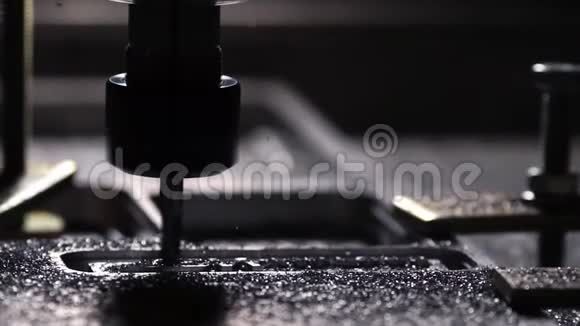 该公司的机器人在一个程序的帮助下用一个钢板切割视频的预览图