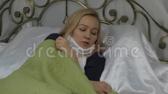 生病的女孩躺在床上脖子上戴着一条温暖的围巾4K视频的预览图