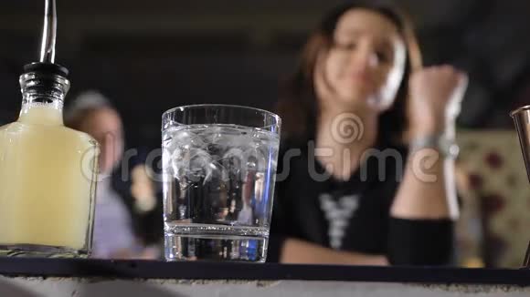 漂亮的女孩心情很好坐在酒吧里手里拿着一杯视频的预览图