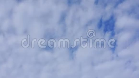 在蓝天中飞翔的云彩视频的预览图