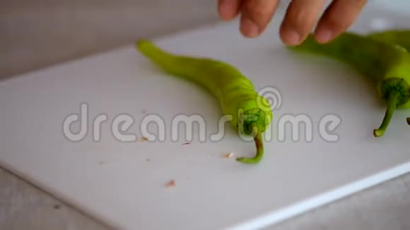 在厨房里切蔬菜准备做饭视频的预览图