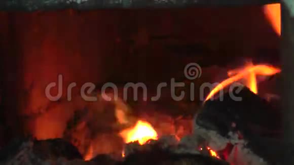 木柴在炉子里燃烧视频的预览图