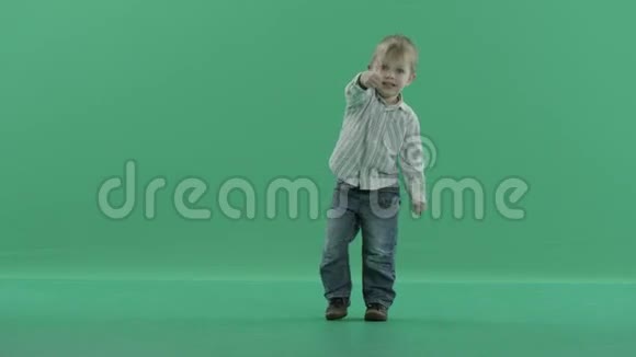 小男孩在绿色屏幕背景上竖起大拇指视频的预览图