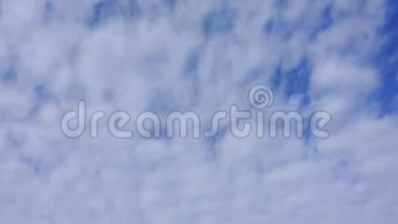 在蓝天中飞翔的云彩视频的预览图