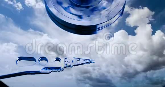 电影院硬盘驱动器其中反映云的时间推移云存储的概念视频循环视频的预览图