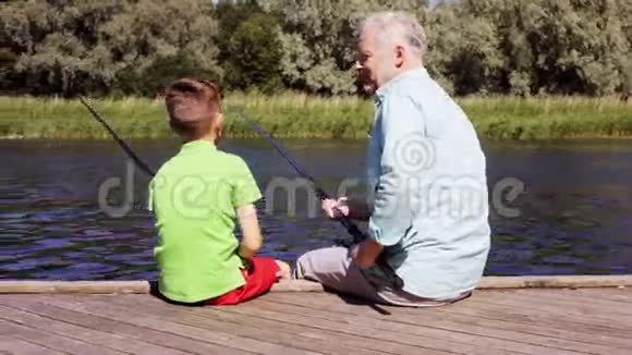 祖父和孙子在河泊19号钓鱼视频的预览图