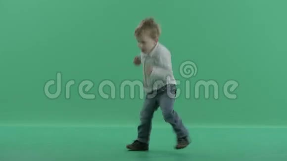 小男孩在绿色屏幕背景下跳舞视频的预览图