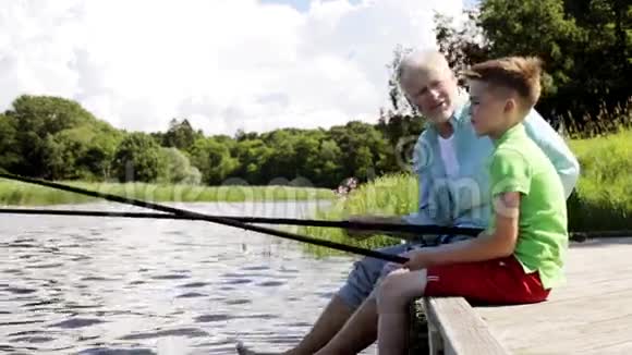 祖父和孙子在河泊17钓鱼视频的预览图