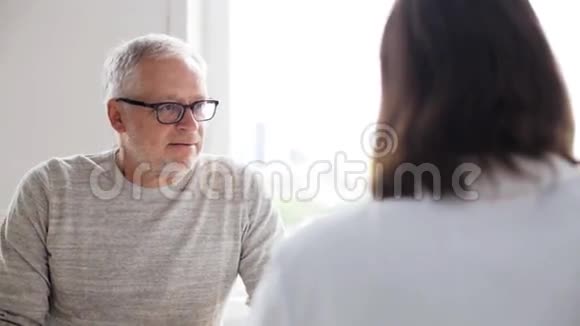 医院的老人和医生会议视频的预览图