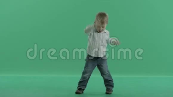 小男孩在绿色屏幕背景下跳舞视频的预览图