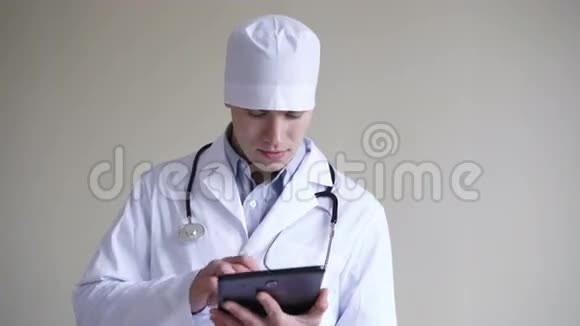 思考医生在4K背景下使用平板电脑视频的预览图