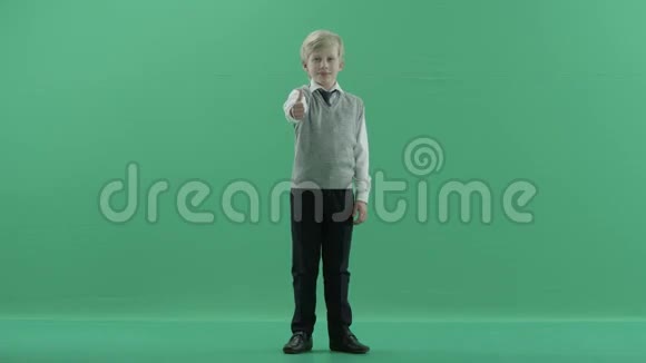 男生竖起大拇指在绿色的屏幕背景上微笑视频的预览图