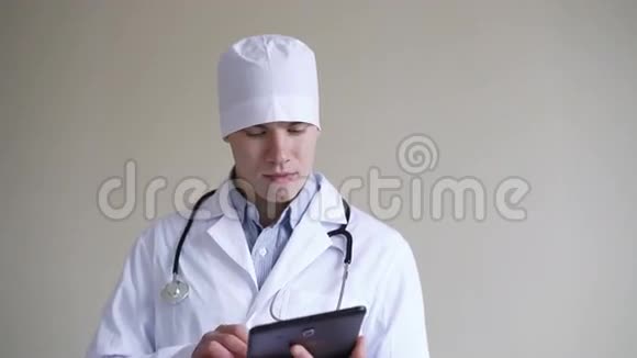思考医生在4K背景下使用平板电脑视频的预览图