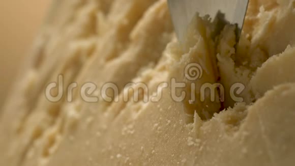 一把锋利的刀把坚硬的奶酪切成小块帕米森很漂亮的摄影棚相机幻影Flex视频的预览图