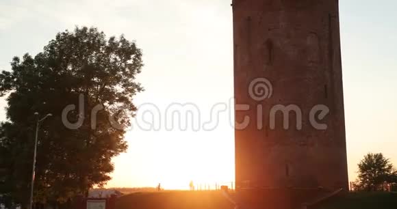 卡米涅茨布列斯特地区日落或日出时间的白俄罗斯卡米涅茨塔视频的预览图