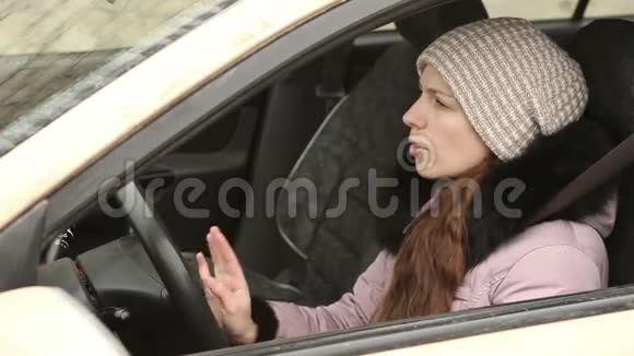 冬衣女子边开车边唱歌视频的预览图