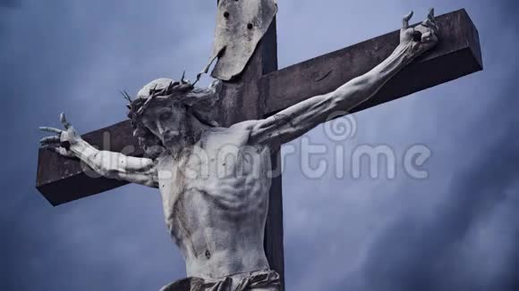 十字架基督教十字架与钉十字架耶稣基督雕像在乌云时间流逝视频的预览图