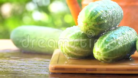 木质砧板上的绿色黄瓜被喷水超级慢动作镜头视频的预览图