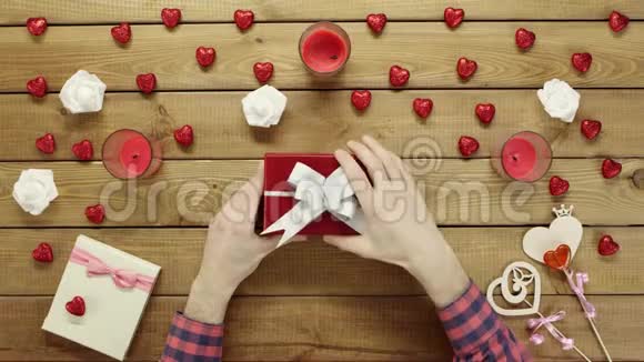 悲伤的人得到空礼物盒作为情人节礼物俯视视频的预览图