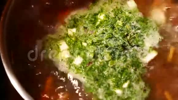 自制汤配拌菜在锅里特写视频的预览图