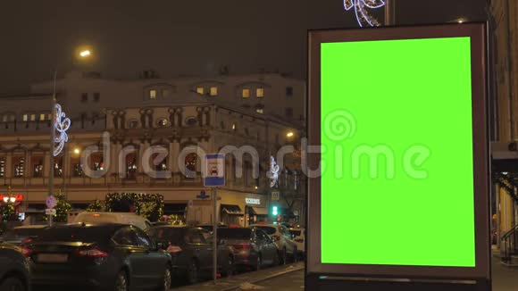 一个大广告牌街道上有一个绿色的屏幕为节日装饰视频的预览图