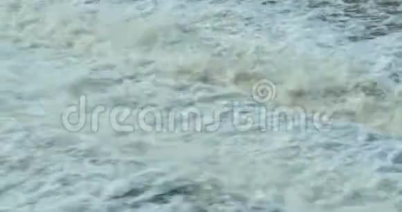 大坝后的瀑布视频的预览图
