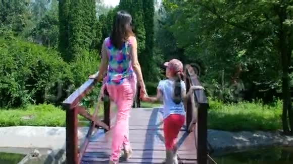 母女俩在公园的桥上视频的预览图
