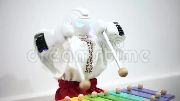 机器人在木琴上玩得很近视频的预览图