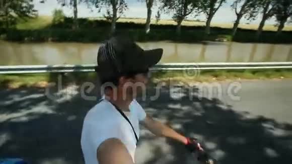 慢动作男子骑自行车与儿童骑自行车座位视频的预览图
