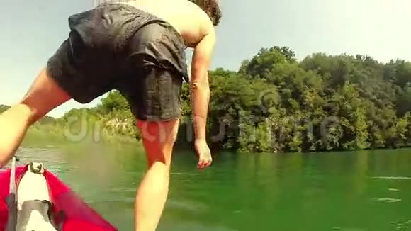男人从独木舟上跳进水里而他的女朋友在独木舟上笑视频的预览图