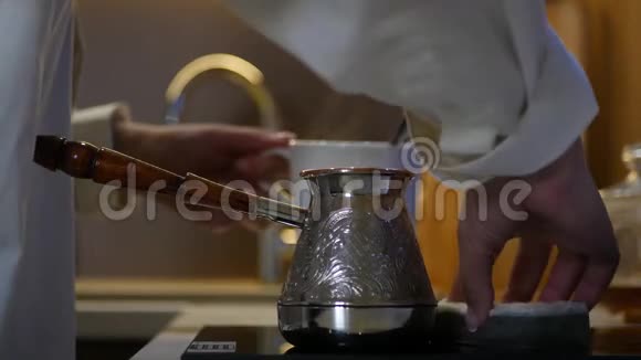 用特殊的海绵擦去洒在炉子上的咖啡4K3840x2160高清高清视频的预览图