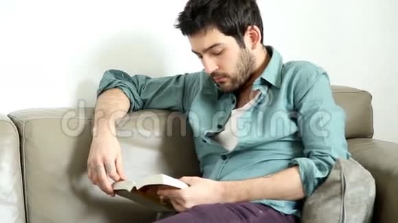 坐在客厅里看书的人很放松视频的预览图