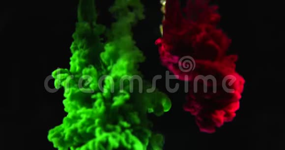 丙烯酸的颜色和水中的墨水抽象框架背景孤立在黑色背景上视频的预览图