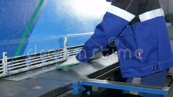 人在大型液压断头台剪切片金属在工厂工作做了几个切割零件视频的预览图
