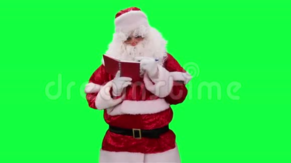 圣诞老人手里拿着记事本彩色钥匙绿色屏幕视频的预览图