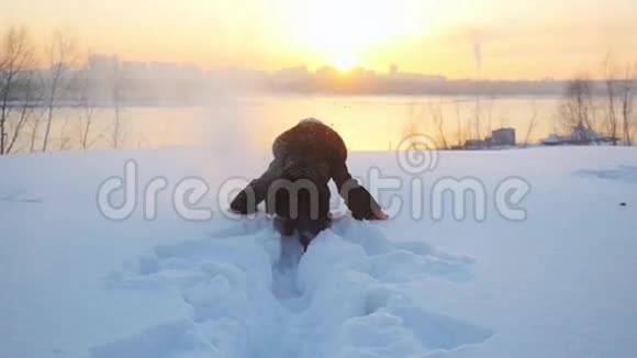 在冬天的雪地里活泼开朗的女人走在雪堆里在户外玩雪玩得很开心视频的预览图