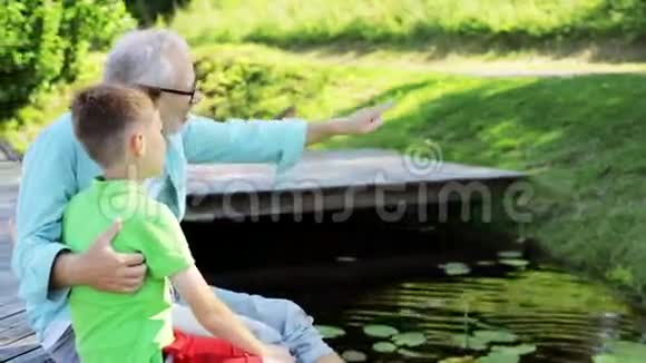 祖父和孙子坐在河泊30号视频的预览图