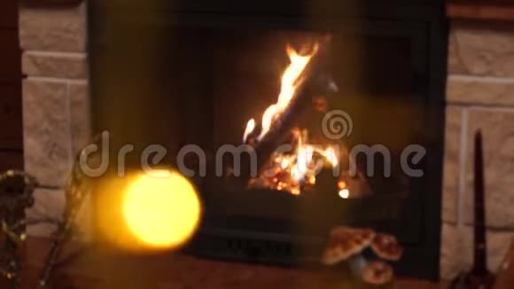 家里的圣诞装饰圣诞树和玩具火和蜡烛视频的预览图