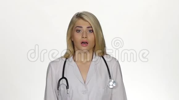 震惊的年轻女医生白色的慢动作视频的预览图