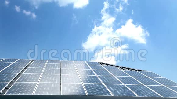 屋顶上的太阳能调制器视频的预览图