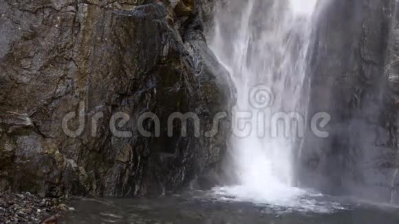 一条被悬崖环绕的狭窄的山瀑布的脚小瀑布格鲁吉亚高加索视频的预览图