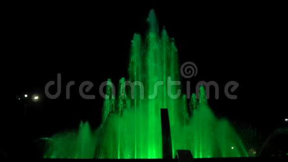 夜晚喷泉中的五颜六色的水流超慢的运动视频的预览图