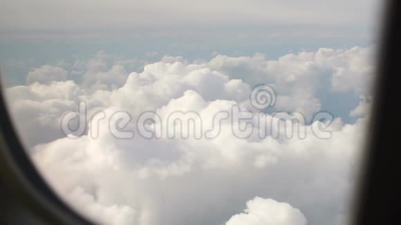 飞机窗户上的白色积云视频的预览图