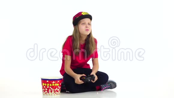 青少年吃爆米花在网络游戏中玩操纵杆慢动作视频的预览图