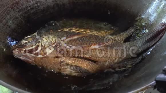 将煎好的罗非鱼放入锅中用沸水冲泡视频的预览图