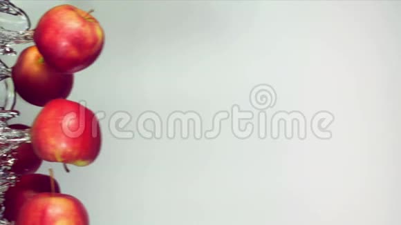红苹果和溅水视频的预览图