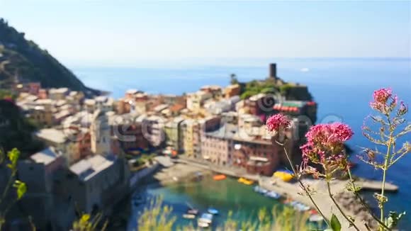 从上面可以看到维纳斯扎的美丽景色意大利CinqueTerre国家公园五个著名的彩色村庄之一黄色视频的预览图