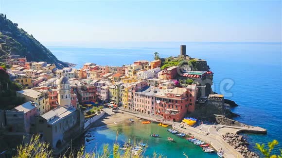 从上面可以看到维纳斯扎的美丽景色意大利CinqueTerre国家公园五个著名的彩色村庄之一黄色视频的预览图